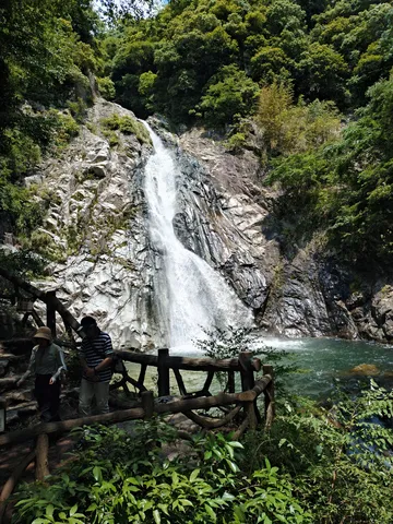 癒やしの滝、自然に抱かれるひととき