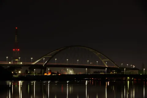 川面に煌めく夜の橋