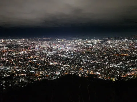夜景の星空に溶ける街