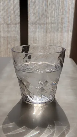 光と氷のきらめきグラス