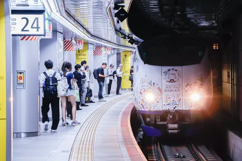 ホームに輝く特別な列車