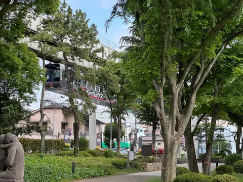 緑と日常を走るモノレール