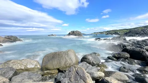 岩と波の静かな息遣い