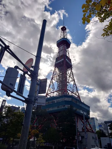 青赤の塔が刻む空の瞬間