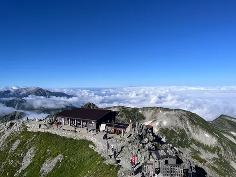 雲海と山頂の小屋風景