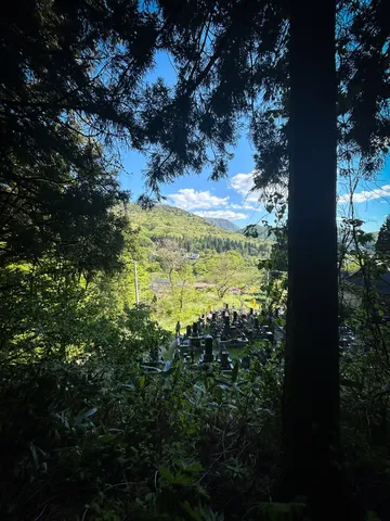 山間の墓地と夏の空