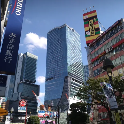 摩天楼と彩り、活気あふれる街角