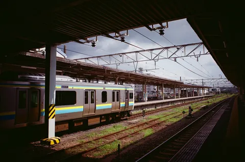 架線の向こうの静かな発車前