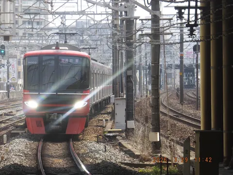赤い列車が走る線路風景