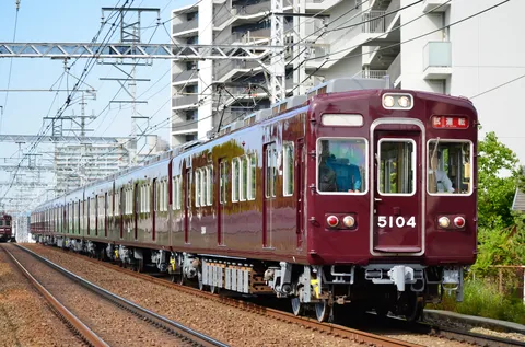 都市を往く、深紅の試運転列車