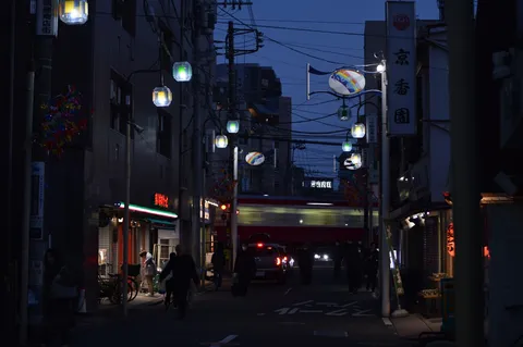 夜の商店街、シュッと駆け抜ける赤