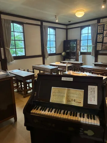 ノスタルジックな教室とリードオルガン