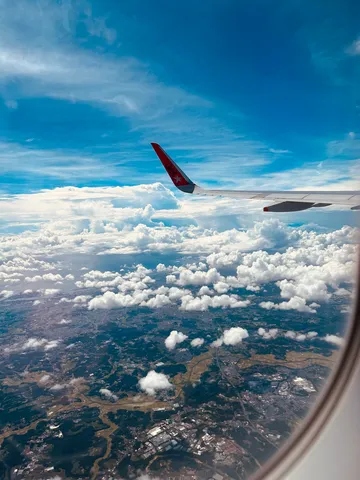 雲海に浮かぶ翼、眼下に広がる街並み
