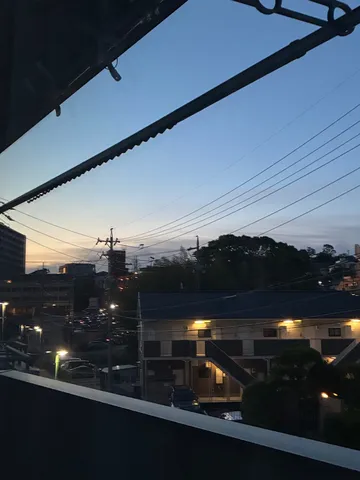 灯り輝く宵の街
