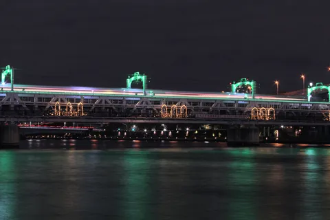 夜景に映える光の軌跡