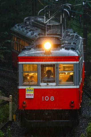 雨を駆ける赤い電車