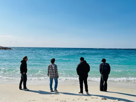 青い海、4人の背中