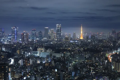 夜景とタワー、どこまで続くの？