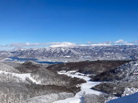 冬の静寂、山と湖と空のコントラスト