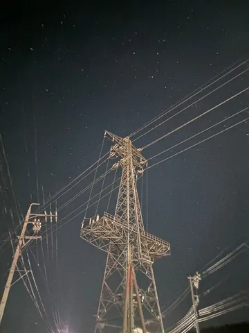 星降る夜の鉄塔と電線