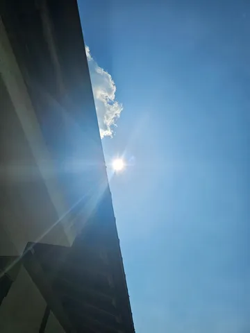 陽光と建築のコントラスト