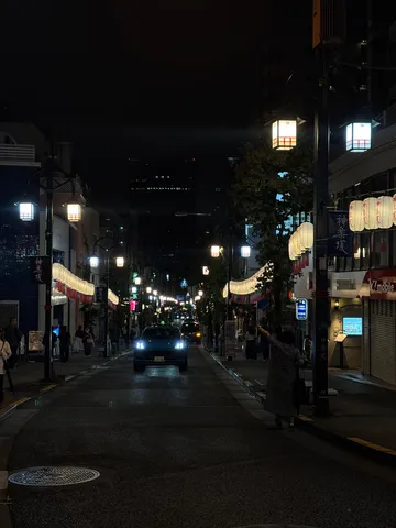灯りと車の夜道