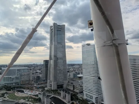 夜景の重力を感じる塔と川