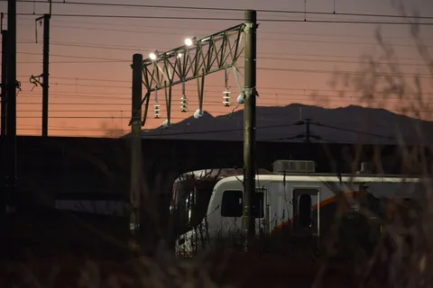 夕暮れの線路、静かな灯り