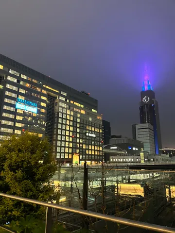 夜景とビルの光のシンフォニー