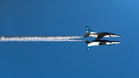 青空に描く、飛行機雲の軌跡