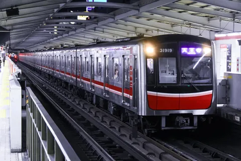 夜のプラットホームに佇む列車