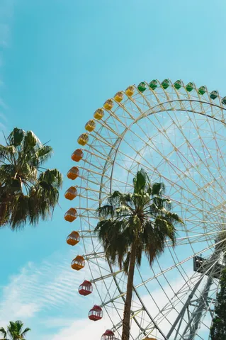 夏空を彩る観覧車