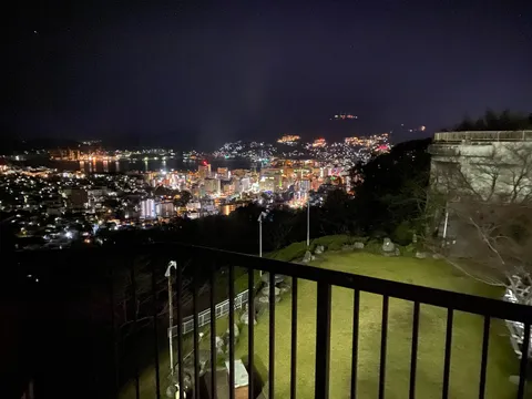 夜景と海の灯りを望む