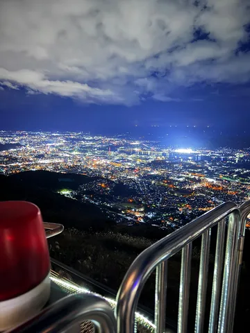 星降る夜景、街の明かりは地上に散らばった宝石