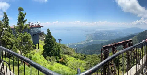 山頂からの絶景、湖と街並み
