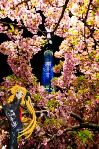 夜桜とアニマルフィギュアの幻想的な共演