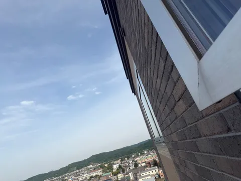 空とレンガ、街のコントラスト