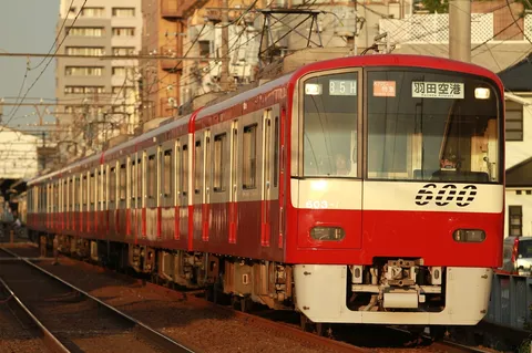 夕暮れを行く赤い特急電車