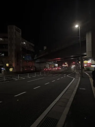 夜の高架下の灯りの道筋