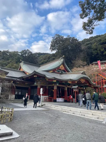 神社の曲線と人の影