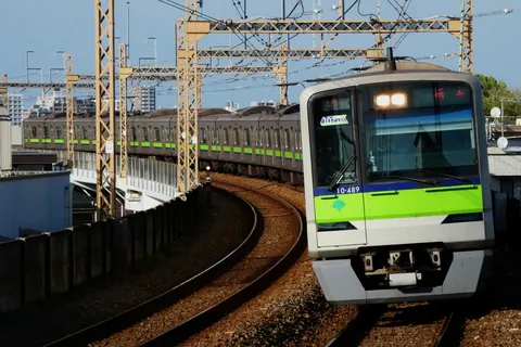 カーブを描く緑と銀の軌跡