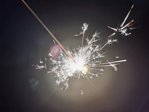 夜空に輝く光の軌跡