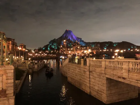 山も光る！運河の夜景
