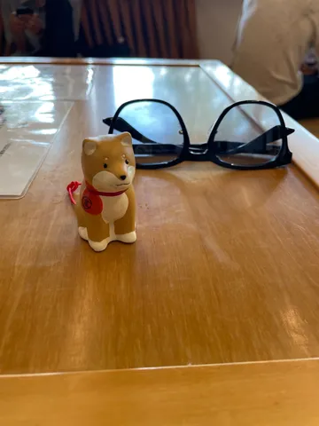 机の上の小さな観察者