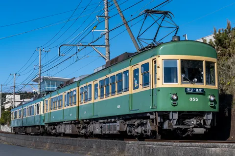 青空に映えるレトロ電車