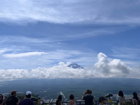 雲の間に浮かぶ山影