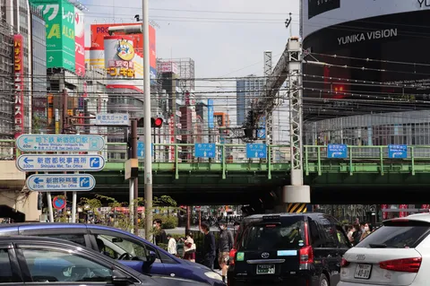 ネオン街の交差点風景