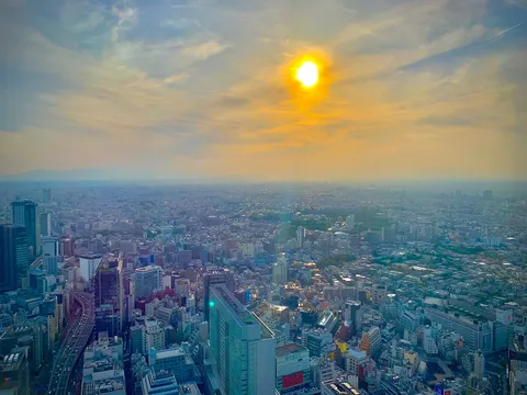 夕暮れ都市の光痕