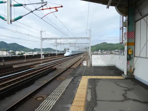 新幹線、雨上がりの旅路
