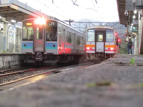 夕暮れ、二つの列車の交差点